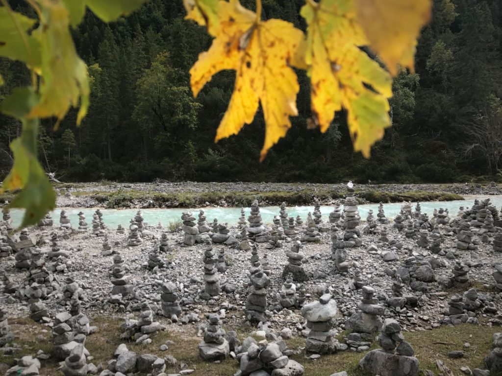 Die Steinmännchen begleiten auf dem Weg im Hinterautal zum Isarursprung