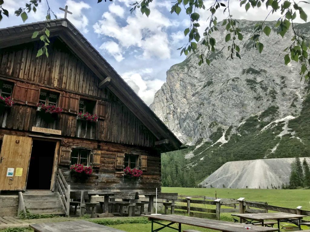 Übernachten in Scharnitz - auf der Kastenalm gibt es nur Essen und Trinken