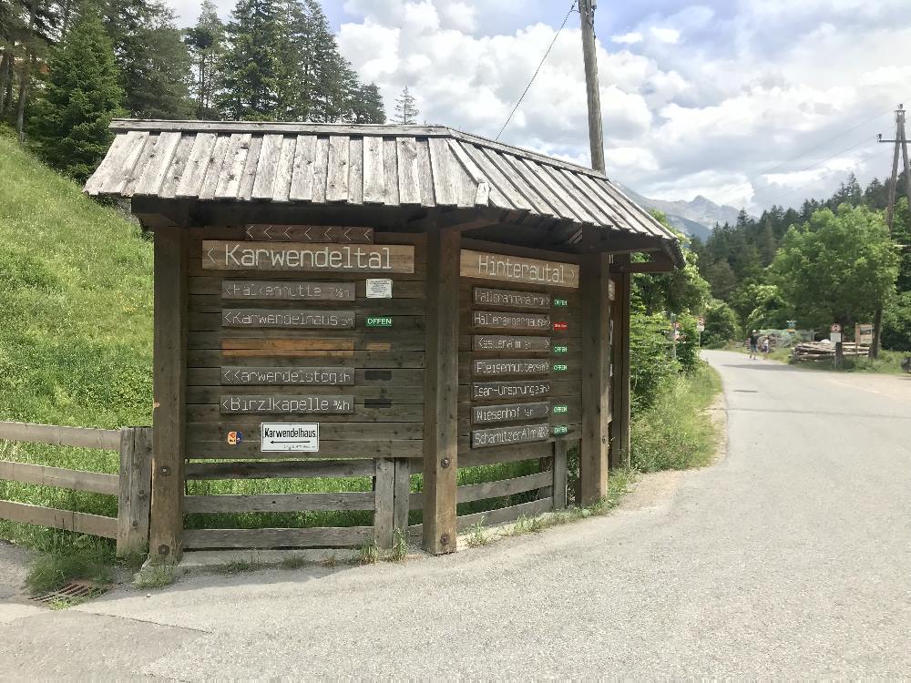 Hier rechts halten: Ins Hinterautal auf dem Isarursprung Radweg