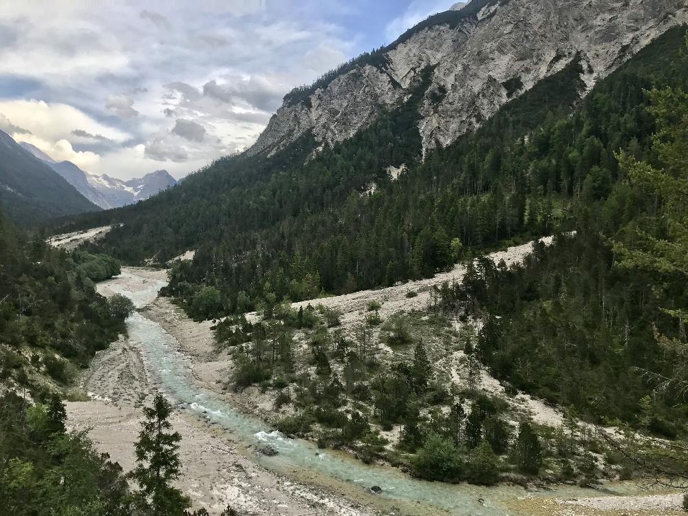 Das ist der Ausblick vom Isar Radweg bei Scharnitz auf das Hinterautal