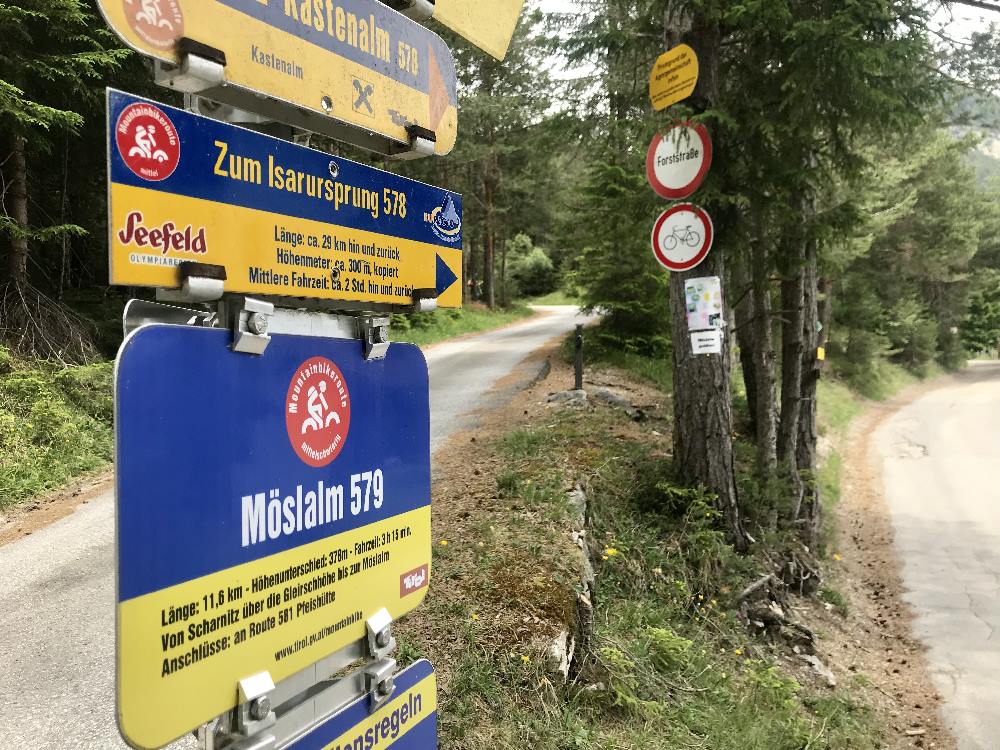 Folge der Beschilderung auf dem Isarradweg zum Isarursprung