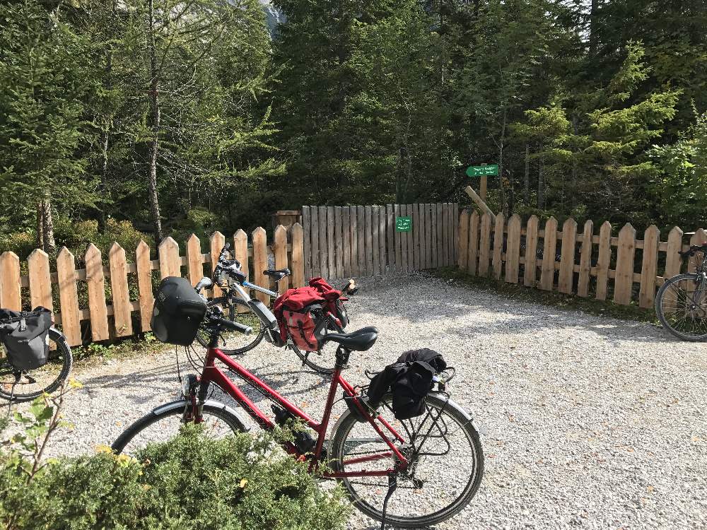 Isarursprung Fahrrad Ausflug - Ende der Isar-Radtour. Das ist der Radparkplatz beim Isarursprung