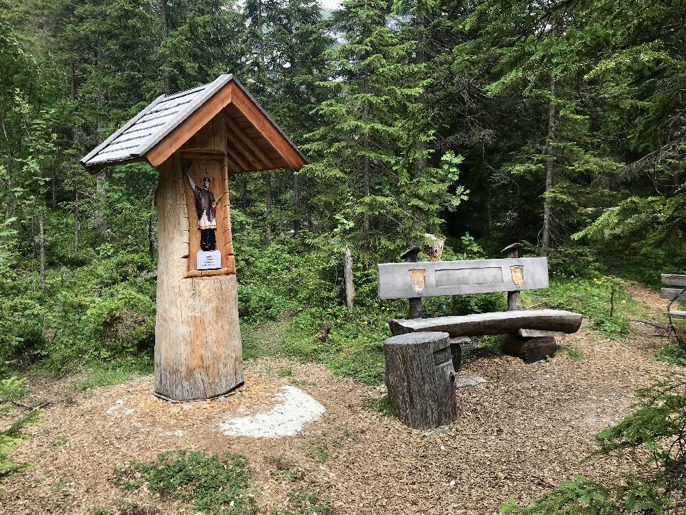 Der Rastplatz beim Isarursprung - schattig im Wald, auch mit Brotzeittisch