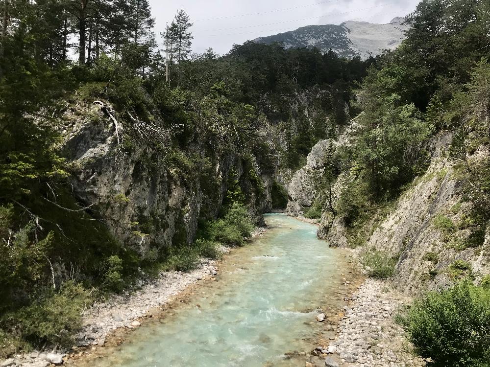 Das ist der Blick hinein ins schmal Karwendeltal mit der Karwendelklamm