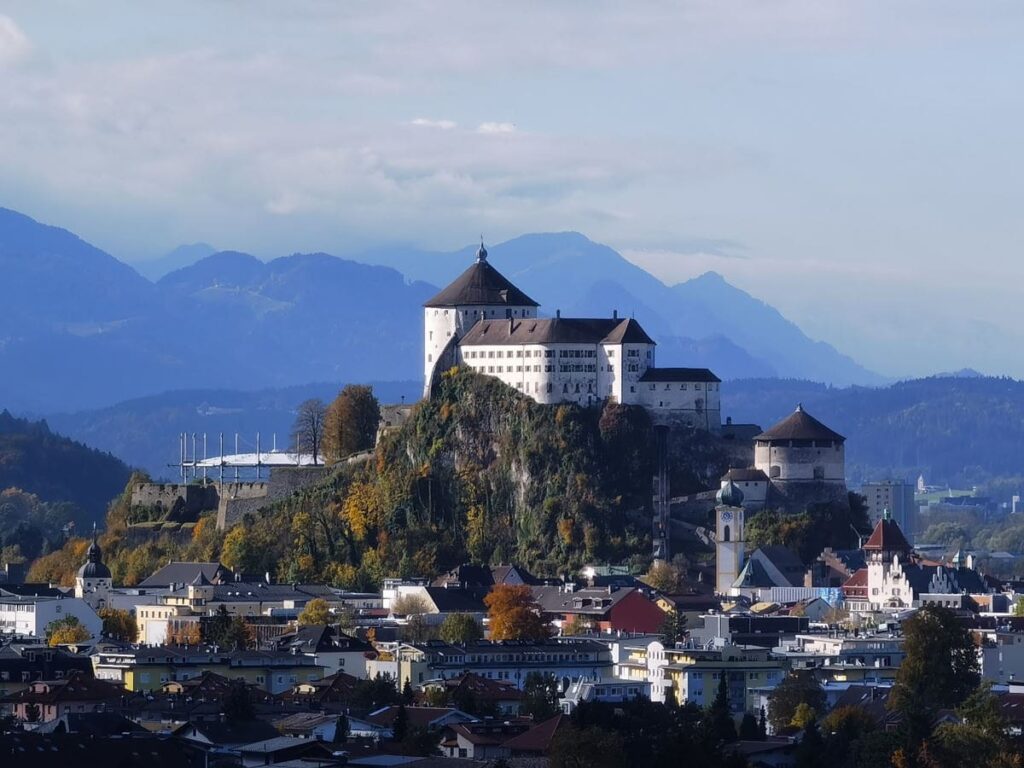 Sehenswerte Stadt in den Alpen - Kufstein mit seiner Festung