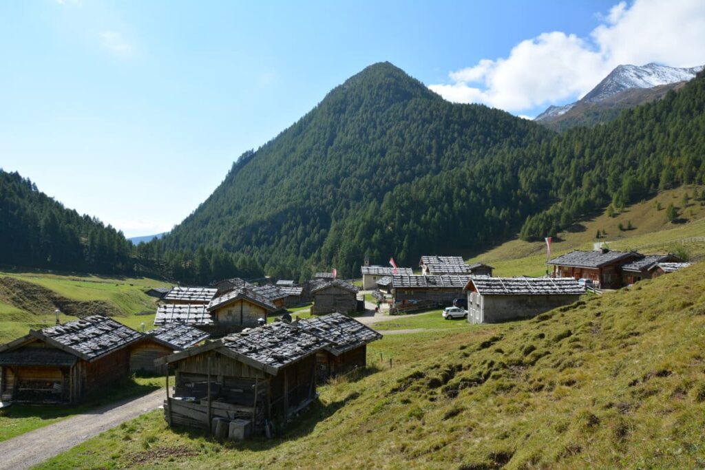 Die urige Fane Alm in den Alpen - sie gilt als schönste Alm in Südtirol
