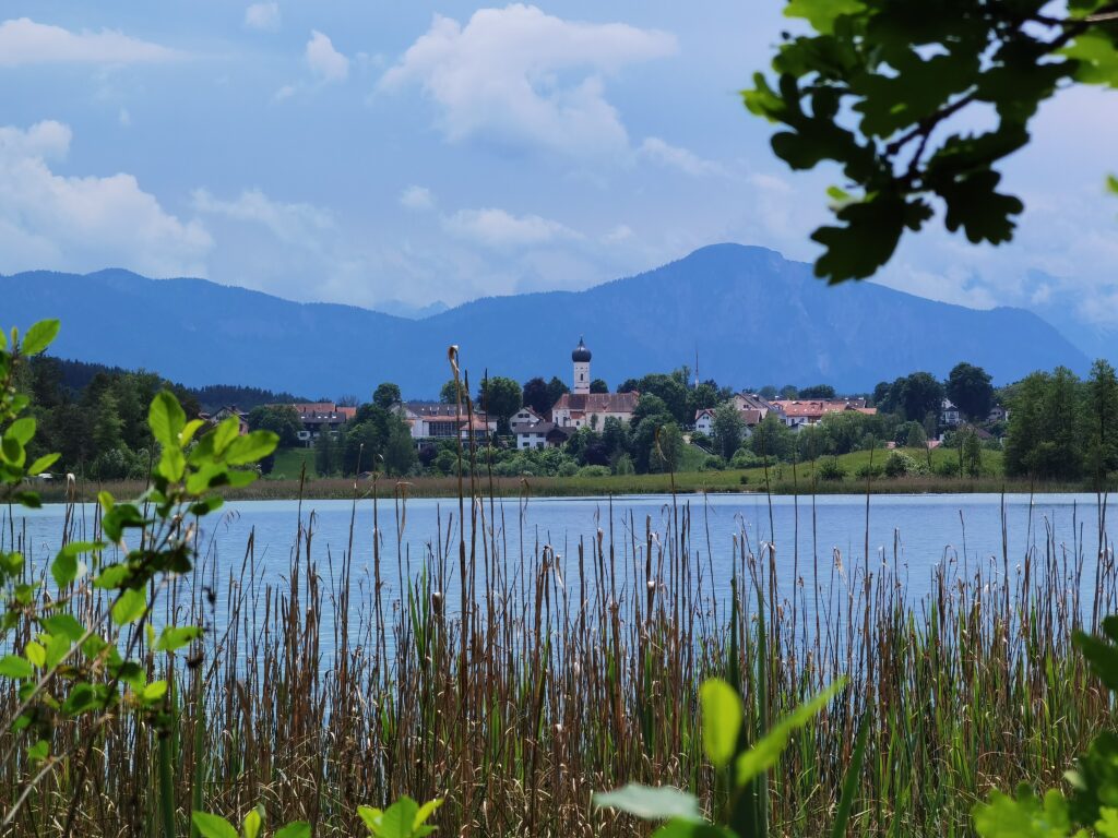 Entdecke die malerische Landschaft der Alpen an den Osterseen