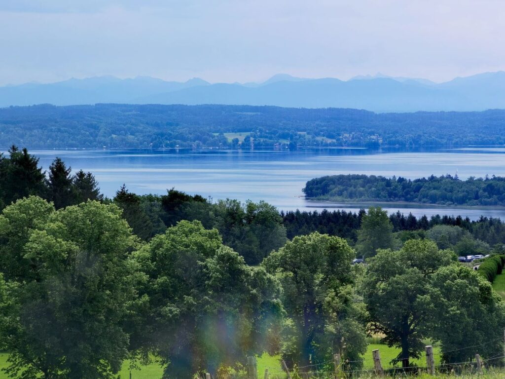 Alpen Highlights: Die Ilkahöhe mit Blick auf den Starnberger See und die Berge