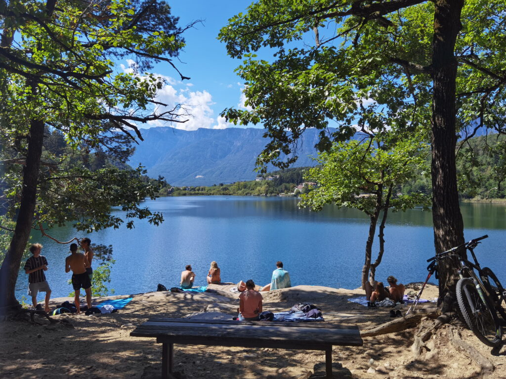 Schöner See in den Alpen - Großer Montiggler See, Südtirol