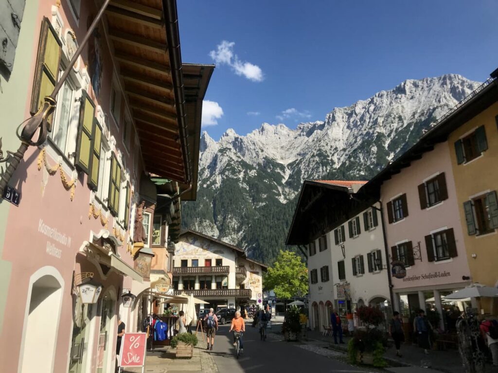 Vom Isarradweg ist es nicht weit in die Altstadt Mittenwald