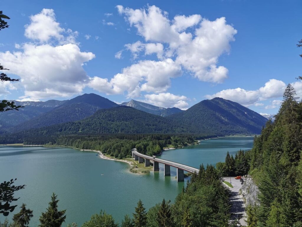 Der Isar Radweg führt dich über die Brücke am Sylvensteinsee